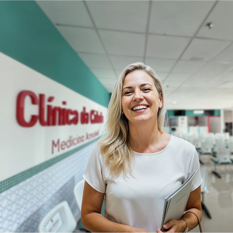 Mulher sorrindo dentro da clinica da cidade